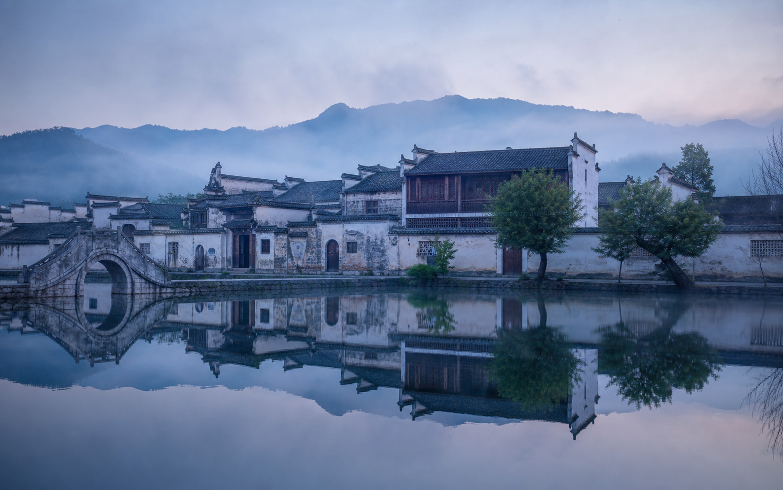 Hongcun Ancient Village Anhui: Dawn Light Photography & Reflecting Pool